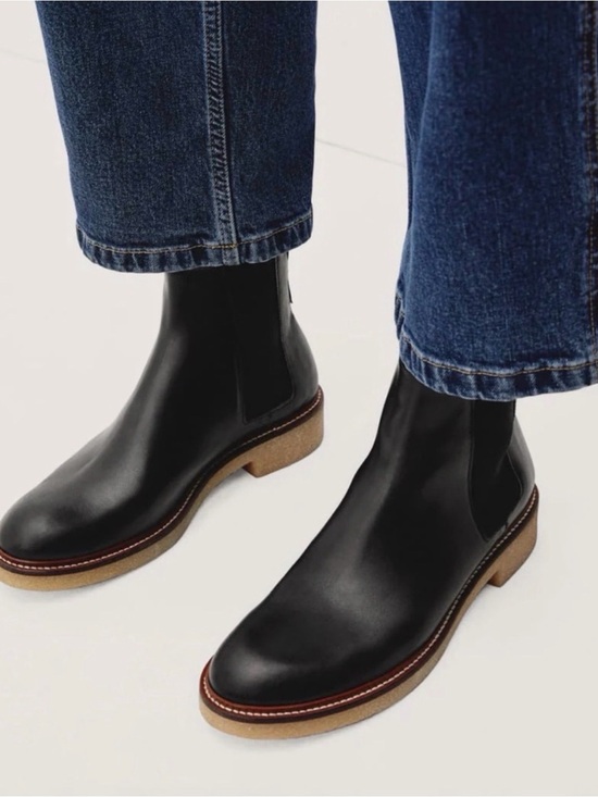 Everlane Shoes - Women’s Black Everlane Chelsea Boots with Crepe Sole